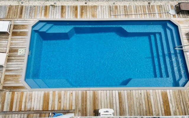 Salt, Sand And Sudds 5 Bedroom Home by RedAwning