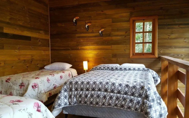 Chalé dos Tucanos- Parede de vidro com linda vista