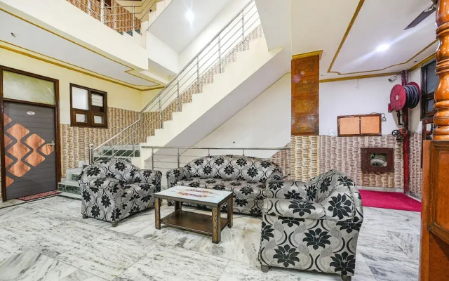 Fabhotel Royal Inn