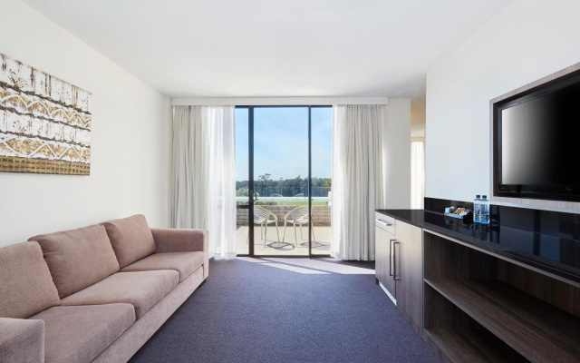 Holiday Inn Warwick Farm by IHG