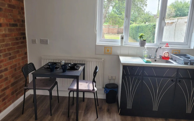 Luton City Escape - Modern 1BR Apartment