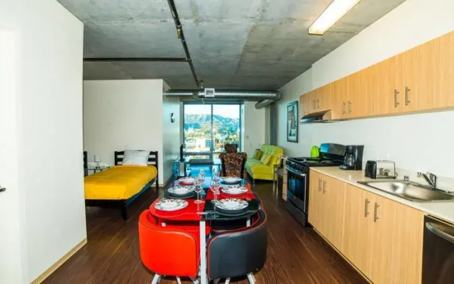Hollywood Paloma Apartment