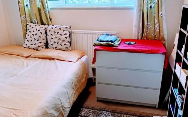 London Double Room with free parking and wifi