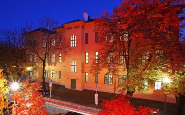 Ipoly Residence Executive Hotel Suites