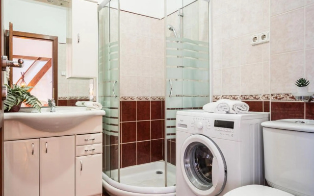 Beautiful apartment with parking garage & AC