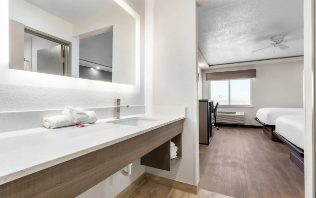 Baymont by Wyndham Arlington At Six Flags Dr
