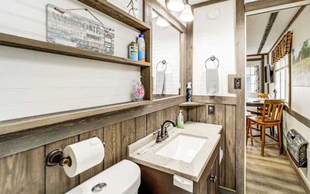 6 Mi to Old Town, Panoramic Views: Cottonwood Gem!