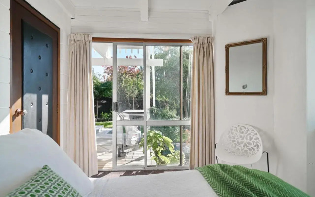 Retro Living - Water views