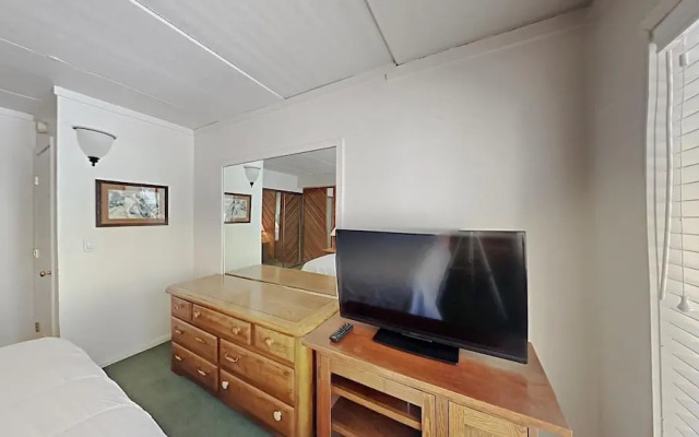 Two Bedroom Units at 1849 Condos With 3 Hot Tubs & Slopeside