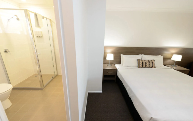 Smart Motel Bert Hinkler