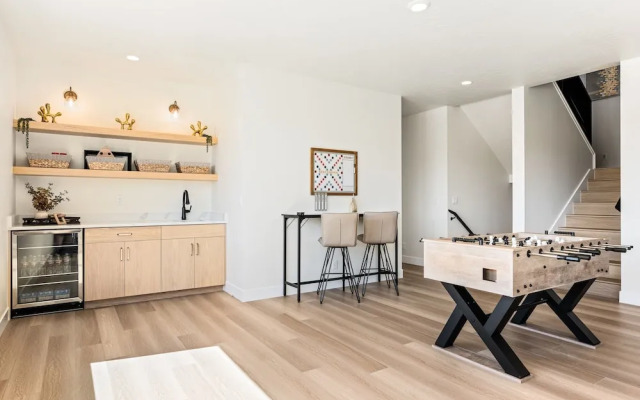 Green Acres 8 Bedroom Townhouse