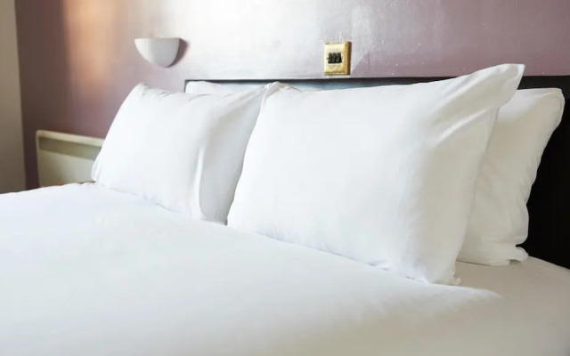 The Wee Waif Reading by Greene King Inns