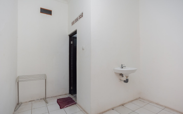 RedDoorz Syariah Plus near Jatiwarna Toll Gate