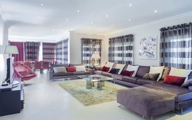 Outstanding Villa Very Well Located Near The Beach