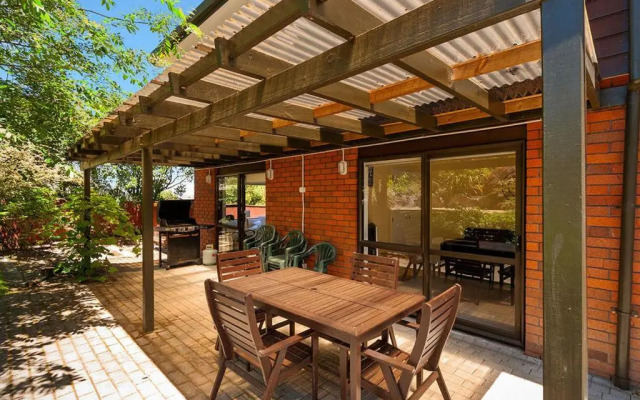 Acacia Bay Getaway - Lake Taupo Holiday Home