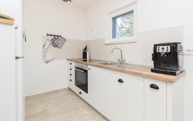 Awesome Home in Zdrelac With Wifi and 4 Bedrooms