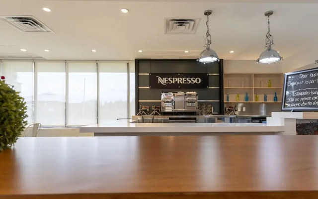 Entire Studio With Free Shuttle to Disney