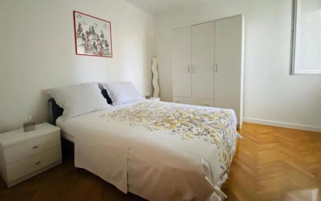 2 bedroom apartment/parking/market