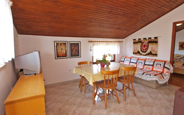 Apartment 895