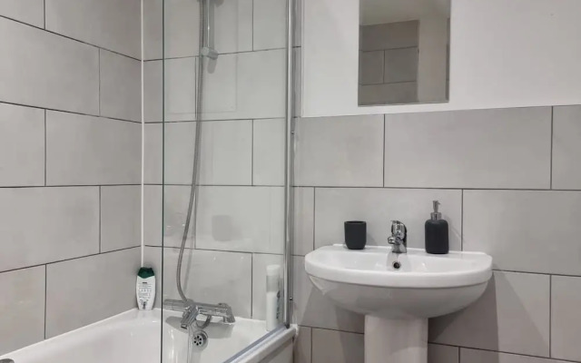 London Oasis Modern 2BR Apartment