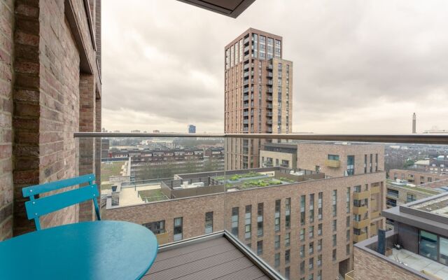 1 Bedroom Flat in Surrey Quays With Balcony