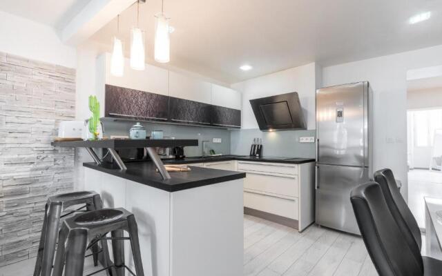 Amazing 3 Bdrs and Garden Place du Pin Parking !