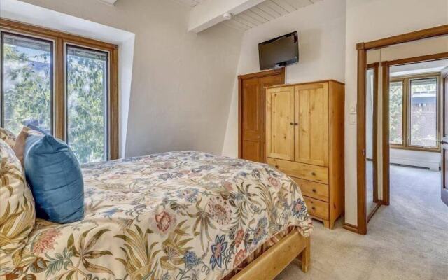 Exclusive 2 Bedroom Mountain Vacation Rental in the Heart of Downtown Aspen One Block From Silver Queen Gondola