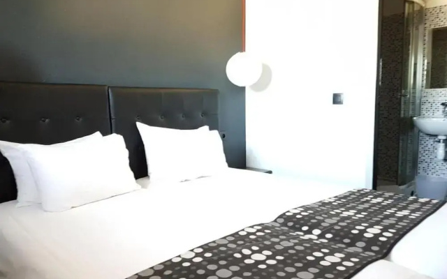 Brit Hotel Baillet En France