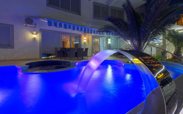 Montelux Apartments