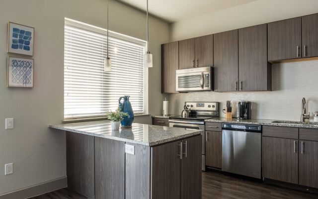 Uptown Downtown City View 1 BR Apt by Frontdesk