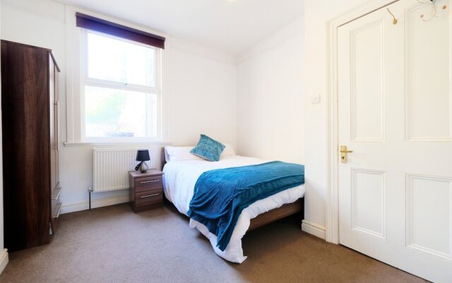 Quiet and Spacious 2-bedroom Flat , Sleeps 4