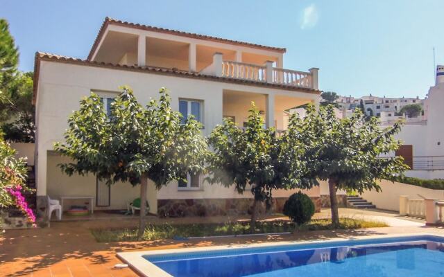 Spacious Holiday Home in L'escala With Swimming Pool