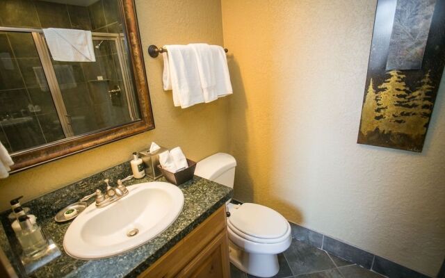 Shared Balcony Stunning Views & Steps from Slopes by RedAwning