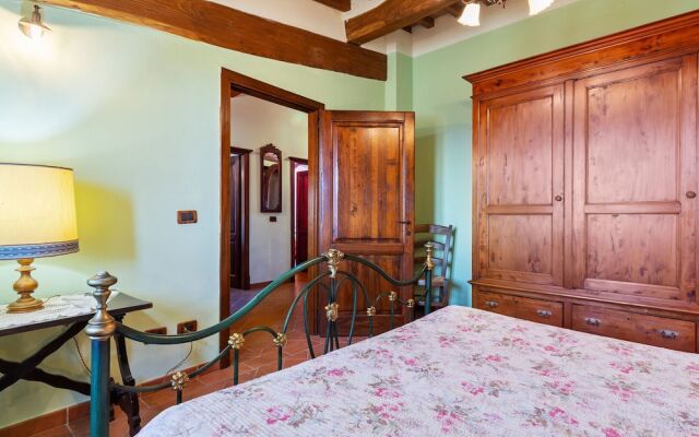 Secluded Holiday Home in Bibbiano With Courtyard