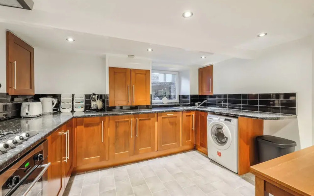 Sleek 2B/1B Retreat in Lindley, Huddersfield