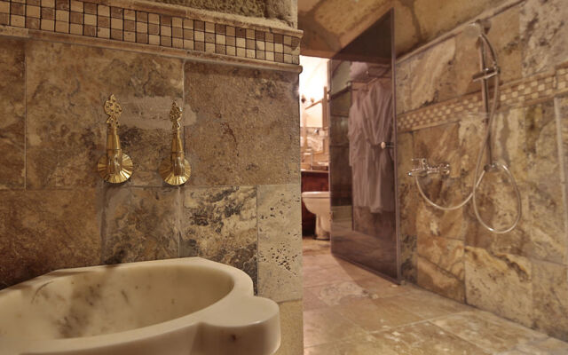 Maccan Cave Hotel