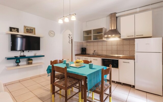 Beautiful Home in Valbandon With Wifi and 2 Bedrooms