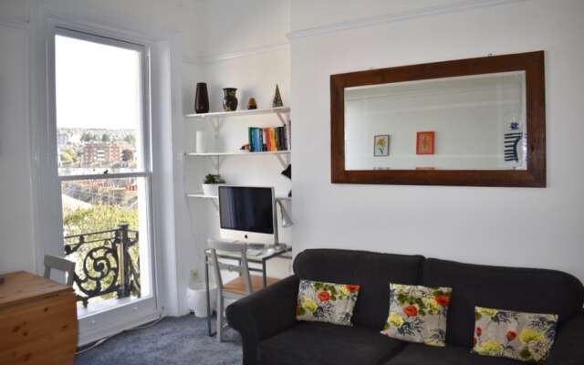 2 Bedroom Apartment With Balcony in Brighton