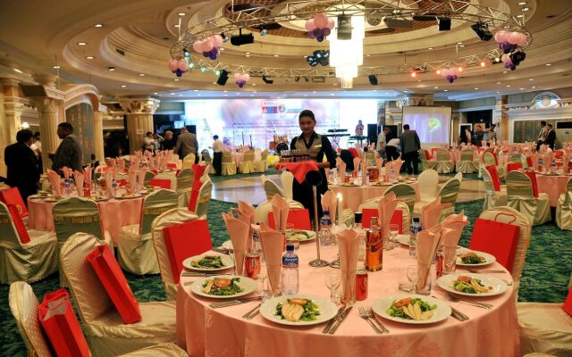 Chinggis Khaan Hotel