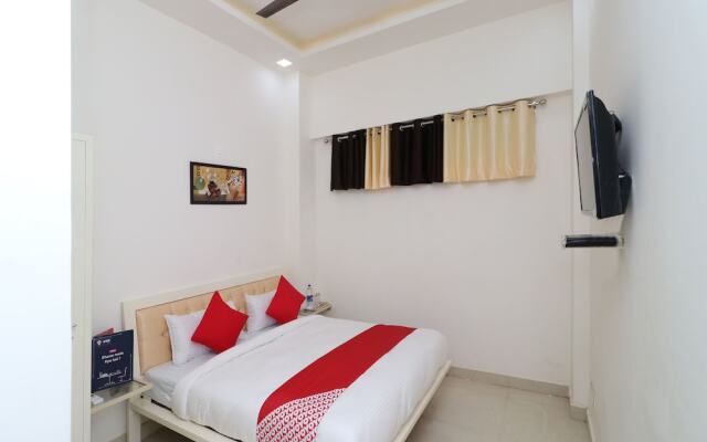 OYO 13406 Hotel Golden Leaf