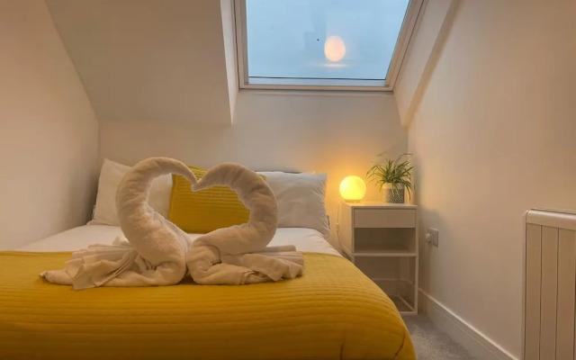 Stunning Town Centre Penthouse w Sea Views