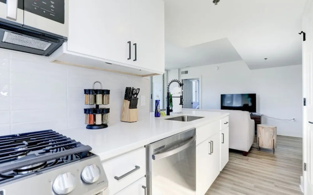Elegant 2BR Apartment - Minutes to D.C.
