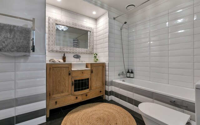 QV Luxury Elegant 2 Bedroom w Wifi-1035
