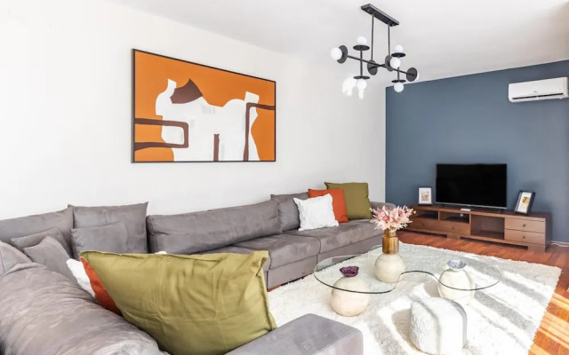 Spacious Flat w Balcony 3 min to Bagdat Ave