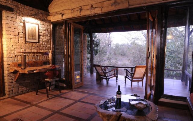 Pugdundee Safaris - Kanha Earth Lodge