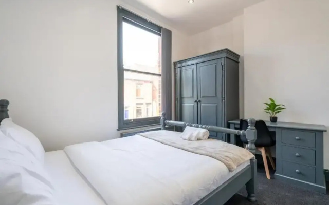 Sheffield 4 Bed Home by Broomhill Village