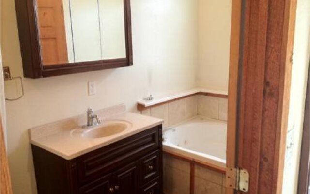 The Crest Inn Suites and Cottages