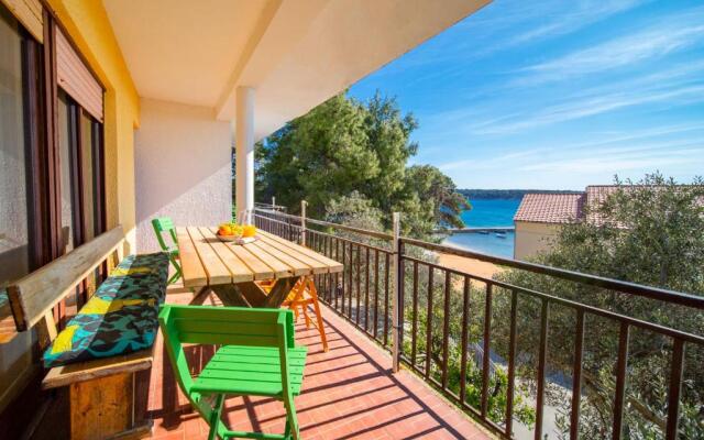 Fia 70s Beach Apartment