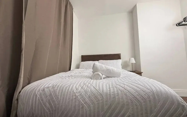 Urban Calm Spacious 3-bed Home With Free Parking