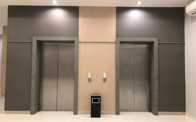 Front One Hotel Gresik